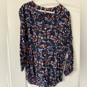 Brina & Em Ladies XL Rayon top. V-neck, long sleeve floral pattern. Like new.